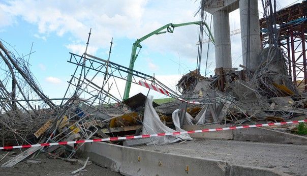 Un muncitor a murit, iar alţi şase au fost grav răniţi, după ce s-a prăbuşit un pod 1 podprabusit.jpg