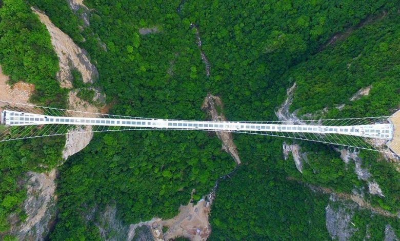 SPECTACULOS. Cel mai lung pod de sticlă din lume aşteaptă să fie inaugurat 1 podsticla.jpg