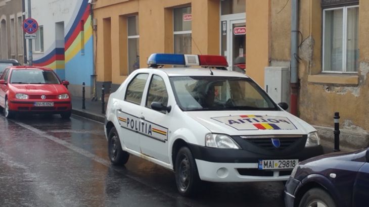 BRAȘOV. Maşina Poliţiei, lângă zecile de maşini parcate ilegal pe str. Traian Grozăvescu 1 poli1_213649.jpg