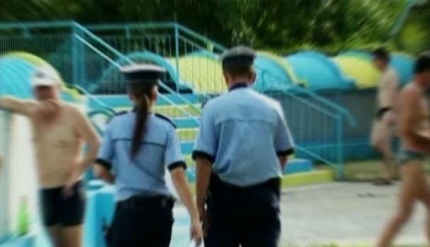Adolescentă moartă după un incident la piscină! O altă fată se zbate între viaţă şi moarte 1 politistipiscina.jpg