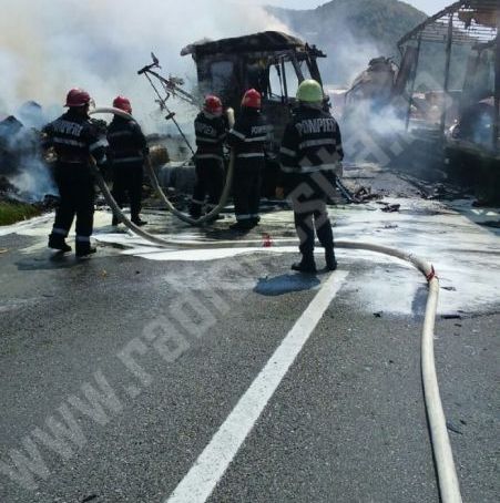 Update. A murit carbonizat în accidentul în care au fost implicate două TIR-uri şi un autoturism 1 pompieri_3.jpg