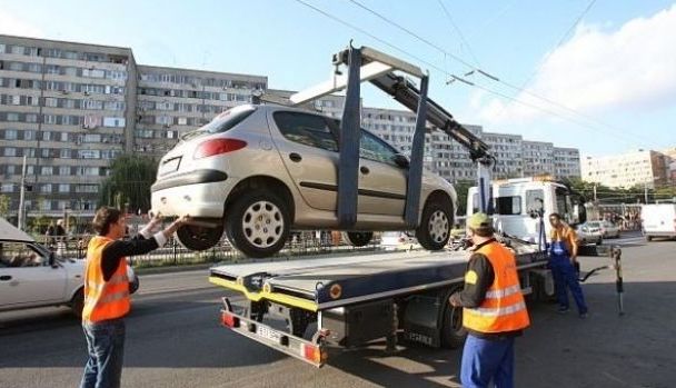 BRAŞOV. Regulamentul de ridicare a maşinilor abandonate pe domeniul public intră în dezbatere publică 1 ridicarimasini.jpg