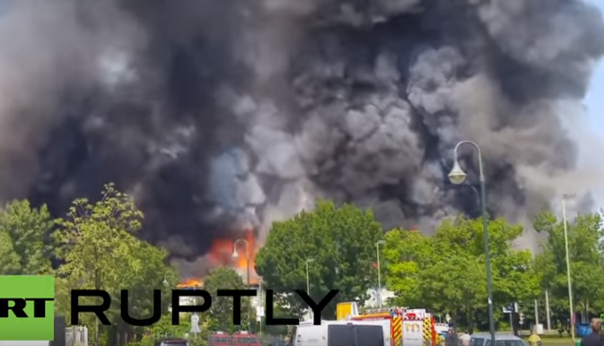 Zeci de refugiați, răniți după un incendiu puternic la centrul de reugiați din Duessedorf 1 ruptly.png