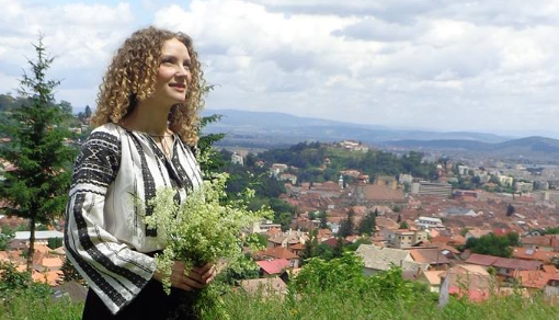 „Şcheiul îmbracă ia”. Brașovenii, invitați să sărbătorească ia românească 1 scheiia.png