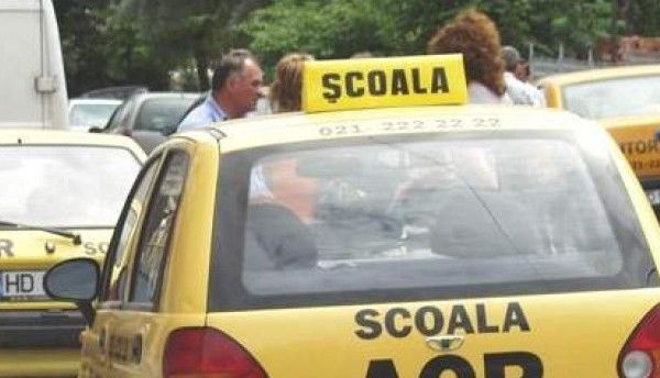 BRAŞOV. Doi poliţişti şi un instructor auto au fost reţinuţi de procurorii DNA. Toţi cereau bani, iar unul şi favoruri sexuale de la candidate pentru a le ajuta să treacă probele 1 scoala-soferi.jpg