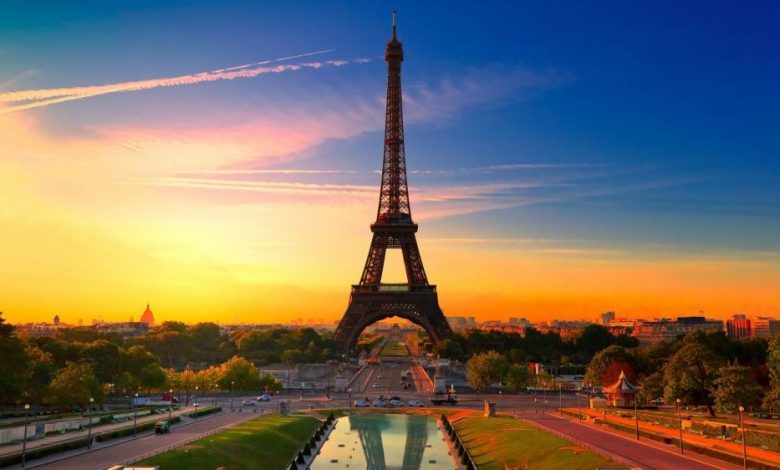 Bătaie între steliști și dinamoviști la Paris 1 toureiffel.jpg