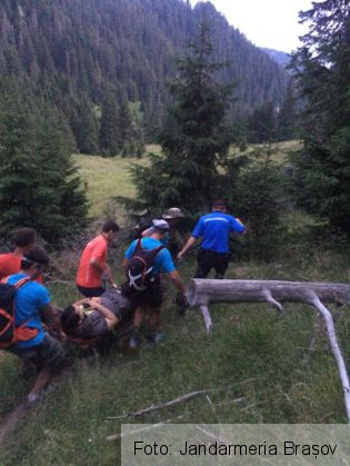 BRAȘOV. Jandarmii montani au coborât cu targa un turist din Masivul Bucegi 1 1_217000.jpg
