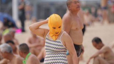 A-Chinese-woman-wearing-a-facekini3_216438.jpg