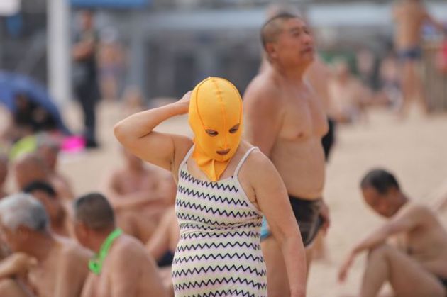 Ai purta așa ceva? Uite cum se face plajă în China! 1 A-Chinese-woman-wearing-a-facekini3_216438.jpg