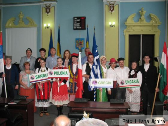 BRAȘOV. Dansatori din Grecia, Polonia, Serbia și Ungaria, pe scena din Piața Sfatului 1 CJ festival3_216909.jpeg