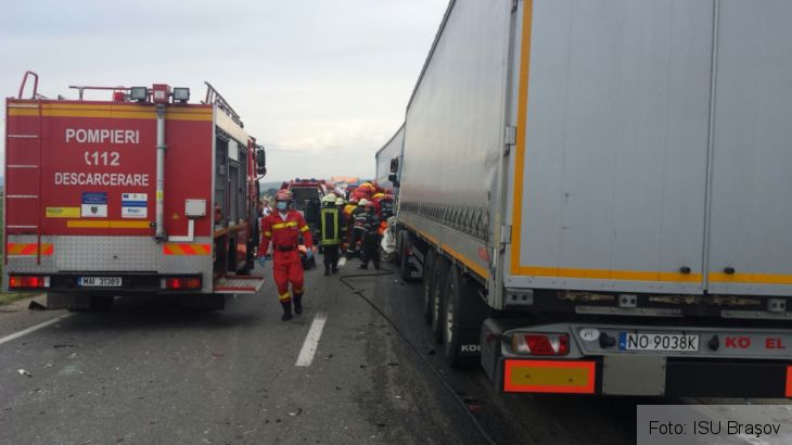 UPDATE. BRAŞOV. Imagini şocante de pe DN 13. Două autoturisme strivite de tiruri 1 IMG-20160701-WA0001_215847.jpg