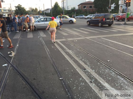 Cinci persoane au fost rănite în Prahova, în urma impactului dintre o ambulanţă şi un autoturism! (FOTO) 1 accident ambulanta 2_217621.jpg