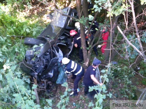 Cinci studenţi străini s-au răsturnat cu maşina într-o râpă, în drum spre Braşov! 1 accident dn 11 1_216722.jpg