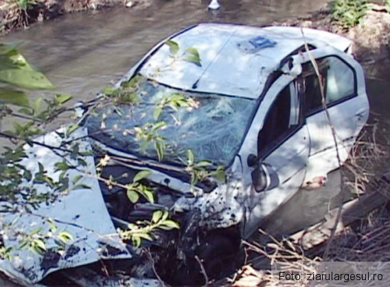 Şofer braşovean, cascador fără voie! A ajuns cu maşina în pârâu 1 accidentbrasovean.png
