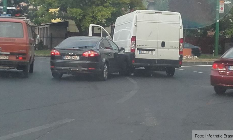 BRAȘOV. Tamponare în sensul giratoriu! 1 accidentbv.jpg