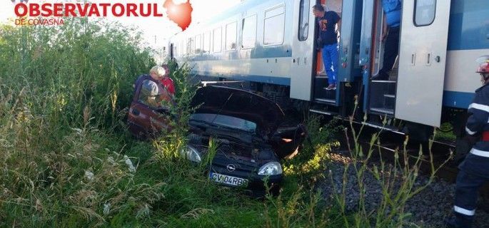 Autoturism lovit de tren, în judeţul Covasna! (FOTO) 1 accidentcovasna.jpg