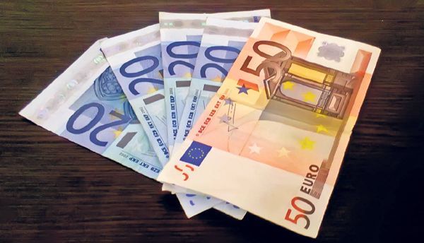 LIGA 1. Salariu de preşedinte de club în insolvenţă... La fel cât câştigă internaţionalul Adi Popa!!! 1 bancnoteeuro1.jpg