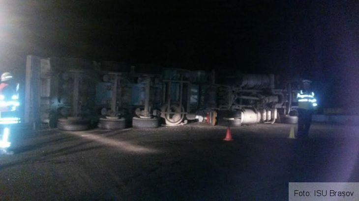 Update. BRAŞOV. Autobasculantă răsturnată pe DN 1, din cauza neadaptării vitezei în curbă! 1 basculanta_216463.jpg