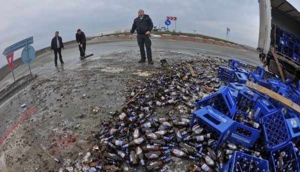 Șosea blocată din cauza unor navete cu bere căzute dintr-un tir 1 bere_8.jpg