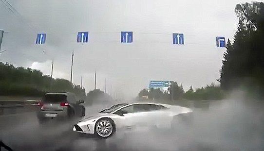 BOLID de 200.000 de euro făcut praf în câteva secunde 1 bolid_2.jpg