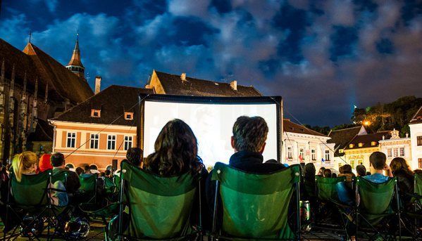 BRAȘOV. Piața Sfatului devine cinema în aer liber 1 caravana-metropolis_2.jpg