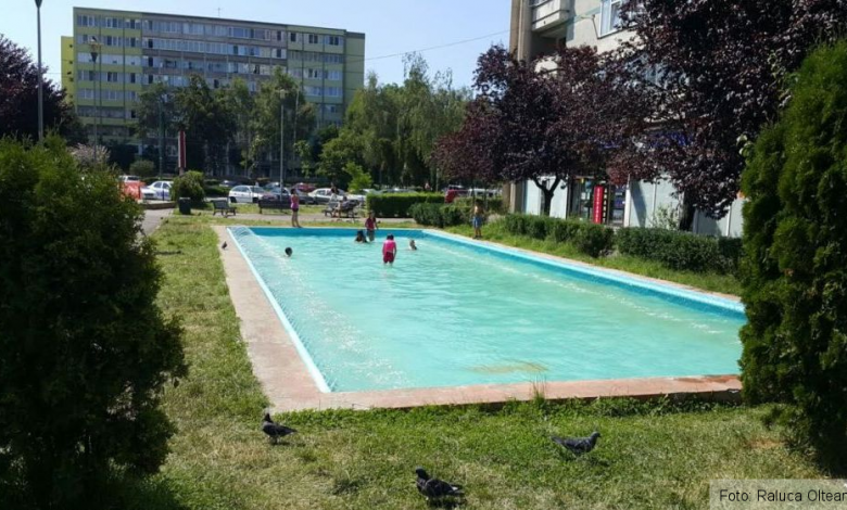 BRAŞOV. Vă este cald?! Copiii au găsit soluţia să se răcorească (FOTO) 1 copiifantana.jpg
