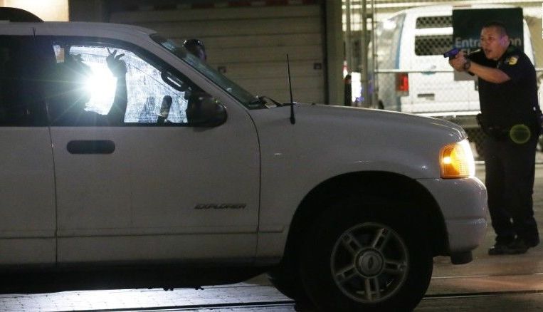 Suspect identificat în cazul celor 11 polițiști împușcați! 1 dallas-shooting-0707-hands-up-exlarge-169.jpg