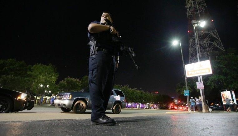 UPDATE. Cinci polițiști au murit în atacul din Dallas! 1 dallas-shooting-exlarge-169.jpg