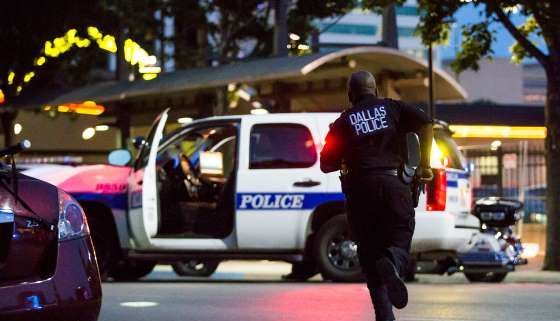 CARNAGIU. 11 polițiști împușcați de lunetiști, 4 au murit 1 dallas.jpg