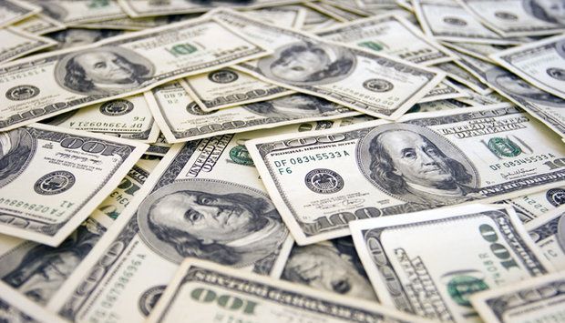 Un agent de pază a găsit o geantă cu 9.000 de dolari, pe o masă dintr-un mall din România 1 dolari20.jpeg