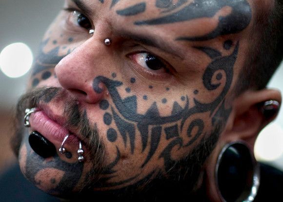 Cel mai tatuat și modificat om din lume s-a mutat în România! 1 emilio.jpg