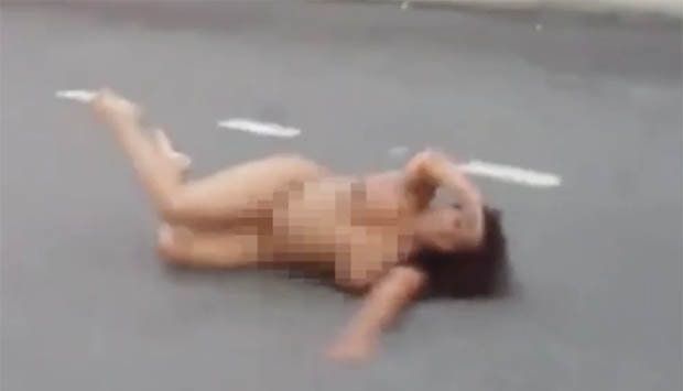 O femeie GOALĂ a blocat traficul rutier (FOTO) 1 goala_4.jpg