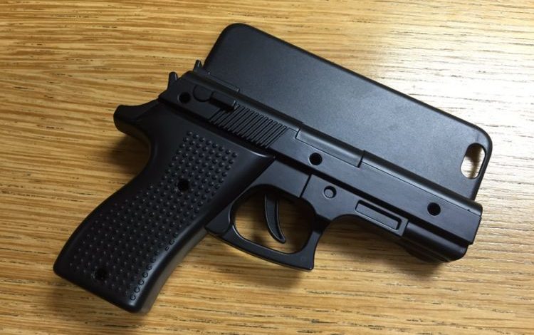 Turist arestat pentru o carcasă de iPhone 1 gun-case.jpg