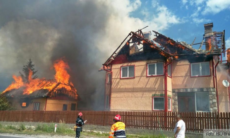 BRAŞOV. Trafic reluat pe un fir, DN 73, la Fundata! FOTO de la locul incendiului care a cuprins trei case 1 incendiufundata.jpg