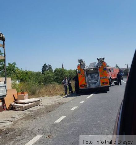 Update. BRAȘOV. O autoutilitară încărcată cu mobilă a luat foc de la o țigară! 1 incendiusercaia.jpg