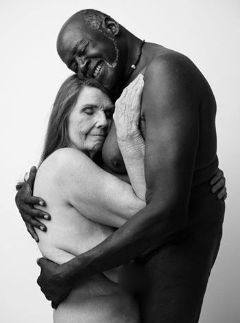 IUBIREA NU ARE VÂRSTĂ. Fotografia care a făcut înconjurul lumii!!! 1 nud_3.jpg