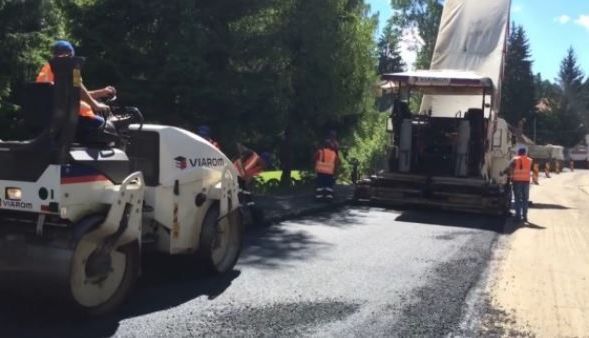 BRAŞOV. După peripeţii, reabilitarea drumului Predeal - Trei Brazi e aproape gata 1 repararedrum.jpg