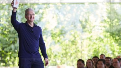 tim-cook-billionth-iphone.jpg
