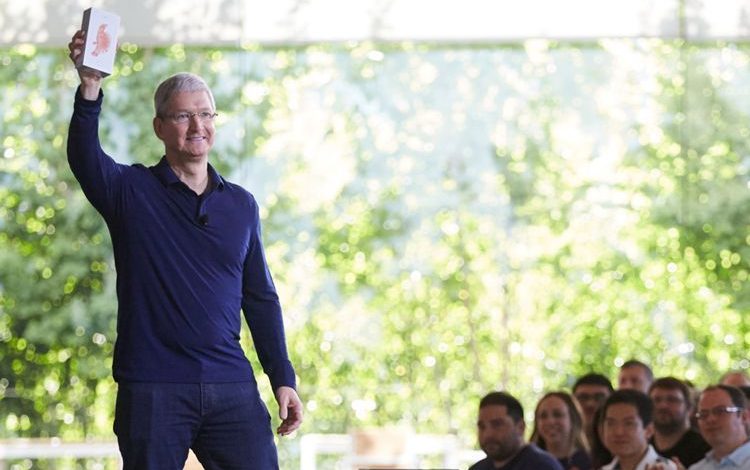 Apple a vândut un miliard de iPhone-uri 1 tim-cook-billionth-iphone.jpg