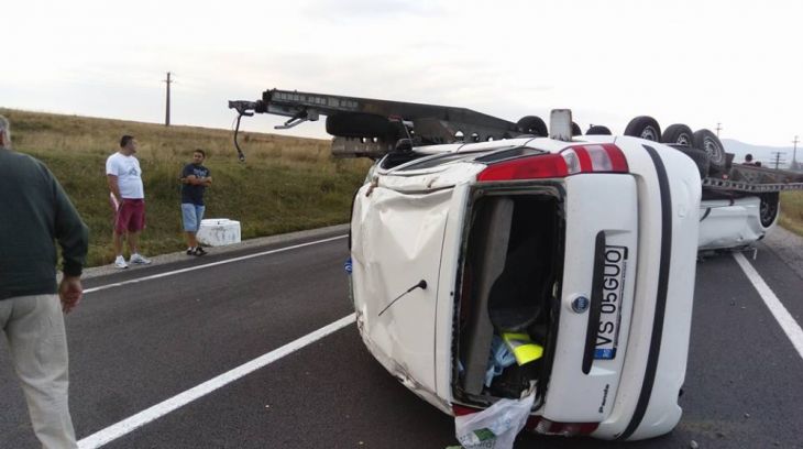 UPDATE. Accident pe DN 1 între un microbuz și trei autovehicule, două aflându-se pe o platformă care s-a răsturnat (FOTO) 1 13814050_1147578758631146_7577154044696108933_n_219431.jpg