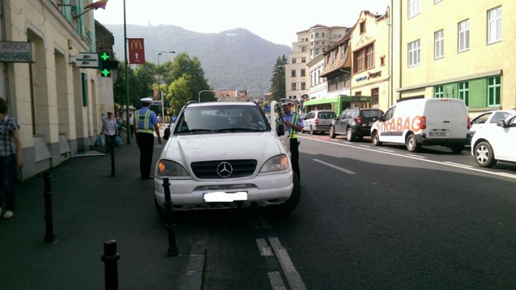 Brașov. Peste 170 de amenzi pentru șoferii care au staționat sau oprit pe banda destinată bicicliștilor! (FOTO) 1 A_220274.jpg