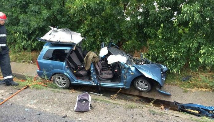 Impact violent între două maşini! Două persoane au murit (FOTO) 1 accident-popesti.jpg
