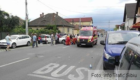 Copil lovit de autoturism, la traversarea străzii (FOTO) 1 accidentsibiu_5.jpg