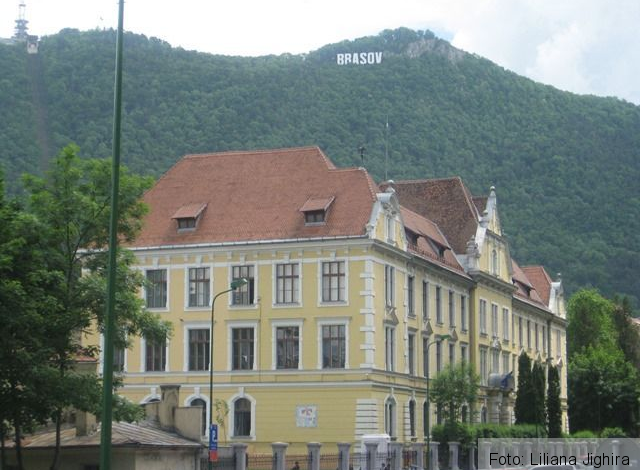 BRAȘOV. Peste 200 de dascăli vor să se definitiveze în învățământ 1 aprily.jpg