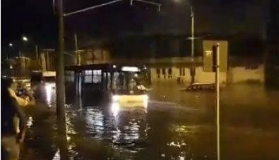 FC BRAȘOV. Stadionul „Tineretului” a fost inundat. Oficialii „stegari” au solicitat intervenția pompierilor 1 autobuz_4.jpg