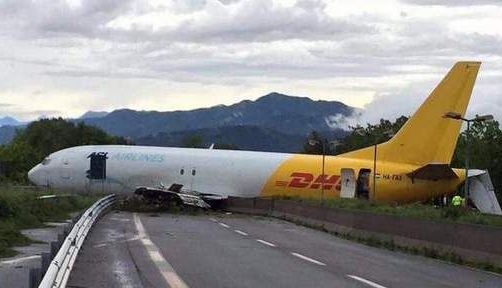 Aterizare pe... STRADĂ!!! 1 avion_21.jpg