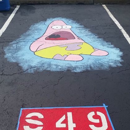 Viral. Locuri de parcare pictate de elevi! 1 high-school-senior-parking-spot-art-3-57bff215e7258__700_220