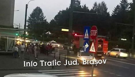 BRAȘOV. Autoturism cuprins de flăcări pe strada 13 Decembrie! (FOTO) 1 incendiumasina13dec.jpg