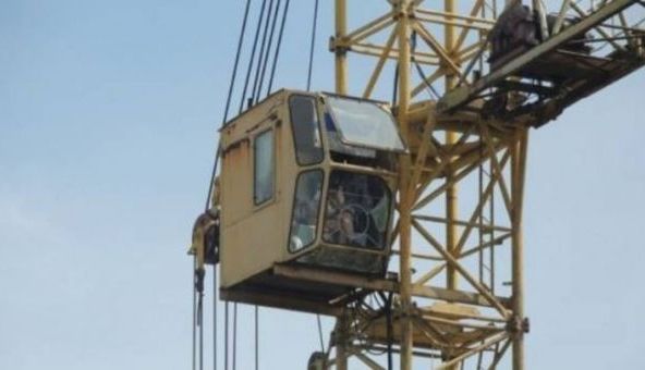 Tânăr mort pe şantier, în urma unui accident de muncă 1 macara.jpg