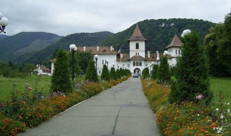 BRAȘOV. Mitropolitul Ardealului slujește la Mănăstirea Brâncoveanu 1 manastire.jpg